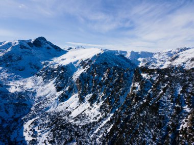 Bulgaristan 'ın Rila Dağı' ndaki Malyovitsa zirvesi yakınlarındaki Rocky tepelerinin kış manzarası