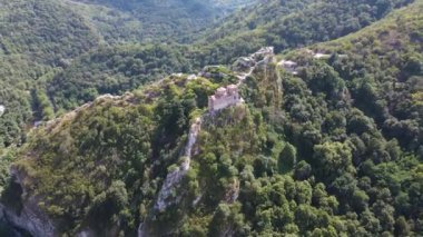 Bulgaristan 'ın Ortaçağ Asen Kalesi, Asenovgrad, Filibe Bölgesi' nin hava manzarası
