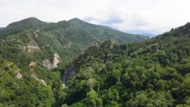 Bulgaristan 'ın Ortaçağ Asen Kalesi, Asenovgrad, Filibe Bölgesi' nin hava manzarası