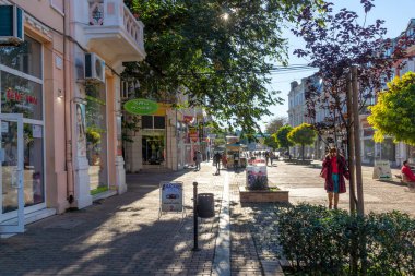 RUSE, BULGARIA -NOVEMBER 2, 2020: Bulgaristan 'ın Ruse kentinin merkezindeki merkez yaya yolu