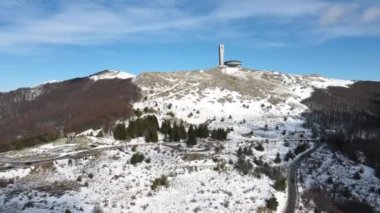 Bulgaristan 'ın Buzludzha Tepesi, Stara Zagora bölgesindeki Terk Edilmiş Bulgar Komünist Partisi Anıt Evi' nin hava manzarası