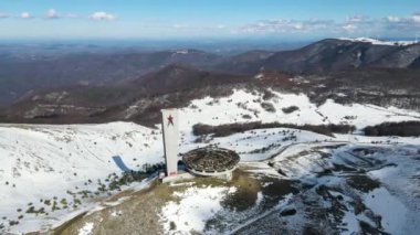 Bulgaristan 'ın Buzludzha Tepesi, Stara Zagora bölgesindeki Terk Edilmiş Bulgar Komünist Partisi Anıt Evi' nin hava manzarası