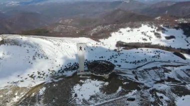 Bulgaristan 'ın Buzludzha Tepesi, Stara Zagora bölgesindeki Terk Edilmiş Bulgar Komünist Partisi Anıt Evi' nin hava manzarası