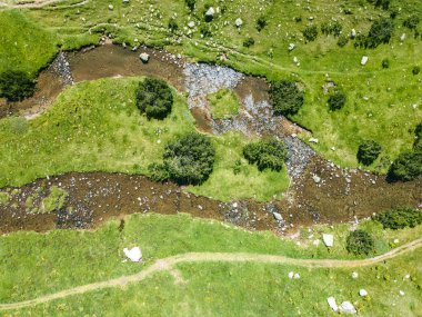 Bulgaristan 'ın Pirin Dağı' ndaki Banderitsa Nehri 'nin şaşırtıcı hava manzarası