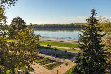 RUSE, BULGARIA - NOVEMBER 2, 2020: Bulgaristan 'ın Ruse kentinin merkezindeki Costal Caddesi Panoraması