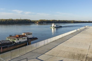 RUSE, BULGARIA - NOVEMBER 2, 2020: Bulgaristan 'ın Ruse kentinin merkezindeki Costal Caddesi Panoraması