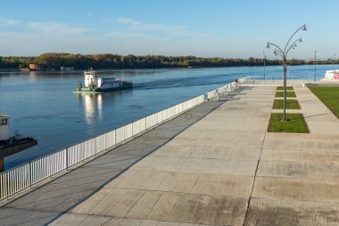 RUSE, BULGARIA - NOVEMBER 2, 2020: Bulgaristan 'ın Ruse kentinin merkezindeki Costal Caddesi Panoraması