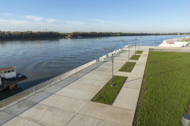 RUSE, BULGARIA - NOVEMBER 2, 2020: Bulgaristan 'ın Ruse kentinin merkezindeki Costal Caddesi Panoraması