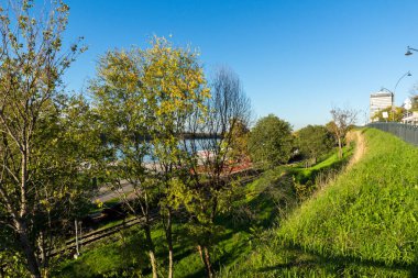RUSE, BULGARIA - NOVEMBER 2, 2020: Bulgaristan 'ın Ruse kentinin merkezindeki Costal Caddesi Panoraması