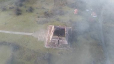 1885 Sırp-Bulgar Savaşı 'nda hayatını kaybeden askerlere adanmış Pantheon Ana Bulgaristan' ın hava manzarası, Bulgaristan 'ın Gurgulyat köyü