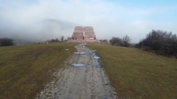 Vista Aérea Del Panteón Madre Bulgaria Dedicada Los Soldados Caídos — Vídeo de stock