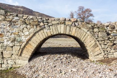 Bulgaristan 'ın Kardzhali Bölgesi' ndeki Rodop Dağları 'ndaki Nenkovo köyü yakınlarındaki antik Roma köprüsü