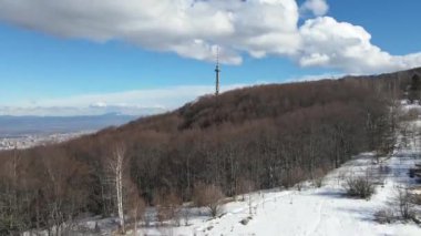 Bulgaristan 'ın Sofya kentindeki Vitosha Dağı' ndaki Kopititoto kulesinin hava kışı manzarası