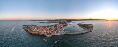 Bulgaristan 'ın Burgaz Bölgesi' nin eski Sozopol kentinin hava gün batımı manzarası