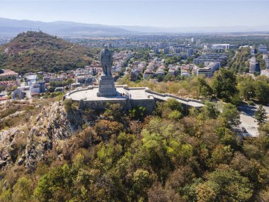 PLOVDIV, BULGARIA - 6 Eylül 2020: Sovyet Ordusu 'nun Alyosha olarak bilinen anıtı ve Bulgaristan' ın Filibe kentinin panoraması