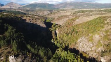 Nishava nehri boğazının havadan sonbahar manzarası, Balkan Dağları, Bulgaristan