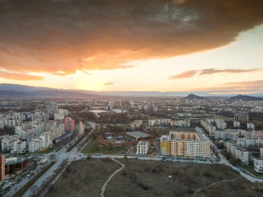 PLOVDIV, BULGARIA - 4 Şubat 2021: Bulgaristan 'ın Plovdiv kentindeki Trakya ilçesinde komünist dönemden kalma Tipik konut binasının Hava Günbatımı görünümü