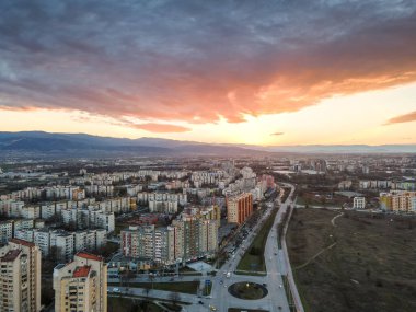PLOVDIV, BULGARIA - 4 Şubat 2021: Bulgaristan 'ın Plovdiv kentindeki Trakya ilçesinde komünist dönemden kalma Tipik konut binasının Hava Günbatımı görünümü