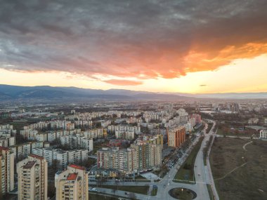 PLOVDIV, BULGARIA - 4 Şubat 2021: Bulgaristan 'ın Plovdiv kentindeki Trakya ilçesinde komünist dönemden kalma Tipik konut binasının Hava Günbatımı görünümü