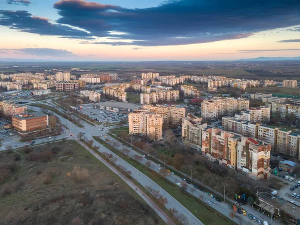 Plovdiv Bulgaria 2021年2月4日 ブルガリア プロヴディフ市のトラキア地区における共産主義時代の典型的な住宅建築物の空中日没ビュー — ストック写真