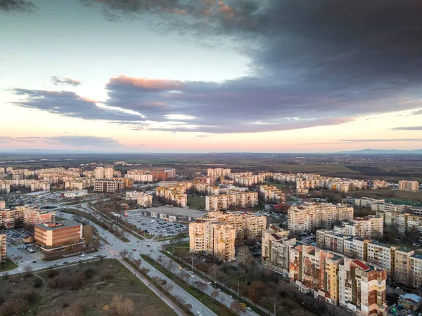 Plovdiv Bulgaria 2021年2月4日 ブルガリア プロヴディフ市のトラキア地区における共産主義時代の典型的な住宅建築物の空中日没ビュー — ストック写真