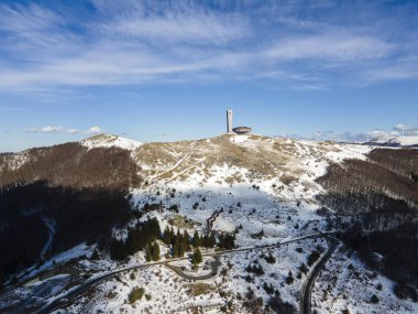 BUZLUDHA, BULGARIA - 24 Ocak 2021: Bulgaristan 'ın Buzludzha Tepesi, Stara Zagora bölgesindeki Terk Edilmiş Bulgar Komünist Partisi Anıtı' nın Havadan Görünümü