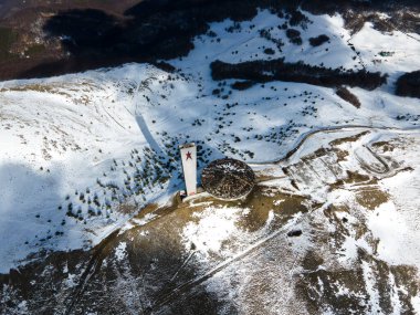 BUZLUDHA, BULGARIA - 24 Ocak 2021: Bulgaristan 'ın Buzludzha Tepesi, Stara Zagora bölgesindeki Terk Edilmiş Bulgar Komünist Partisi Anıtı' nın Havadan Görünümü