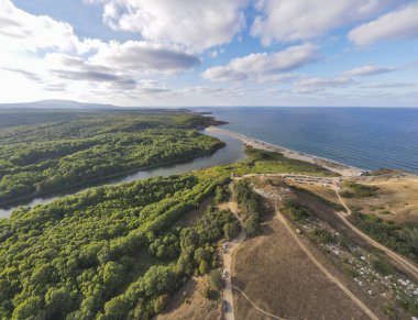 Bulgaristan 'ın Burgaz Bölgesi Sinemorets köyü, Veleka Nehri ağzındaki sahil manzarası
