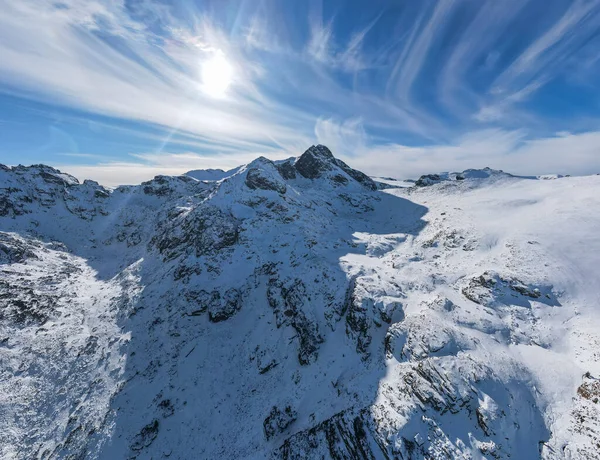 Bulgaristan 'ın Rila Dağı' ndaki Malyovitsa zirvesinin havadan kış manzarası