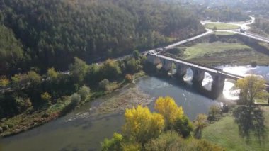 Bulgaristan 'ın Byala kentindeki Kolyu Ficheto Köprüsü olarak bilinen Yantra Nehri üzerindeki Dokuzuncu yüzyıl köprüsünün havadan görünüşü