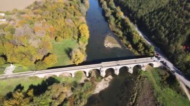 Bulgaristan 'ın Byala kentindeki Kolyu Ficheto Köprüsü olarak bilinen Yantra Nehri üzerindeki Dokuzuncu yüzyıl köprüsünün havadan görünüşü