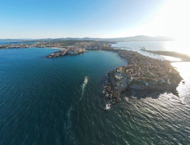 Bulgaristan 'ın Burgaz Bölgesi Sozopol kentinin şaşırtıcı hava gün batımı manzarası