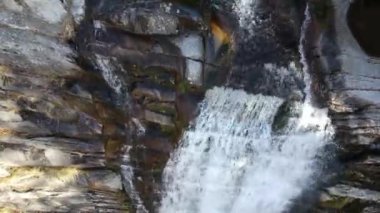 Bulgaristan 'ın Pirin Dağı' nın Sandanski kasabası yakınlarındaki Popina Laka şelalesinin hava manzarası