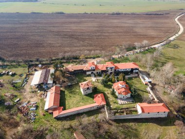 Bulgaristan 'ın Filibe Bölgesi, Saint Nedelya' ya adanmış Ortaçağ Arapovo Manastırı 'nın hava manzarası