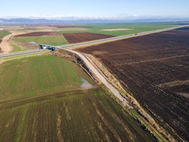 Bulgaristan 'ın Stara Zagora kenti yakınlarındaki Yukarı Trakya Ovası' ndan geçen Trakya otoyolunun hava manzarası