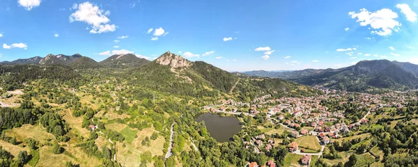 Panorama Aéreo Del Lago Nevestata Smolyan Roca Roja Las Montañas — Foto de Stock