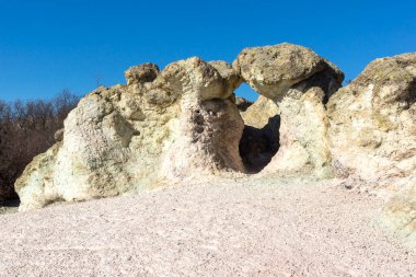 Bulgaristan 'ın Kardzhali bölgesindeki Beli plast köyü yakınlarındaki Kaya oluşumlu Mantar Mantarları