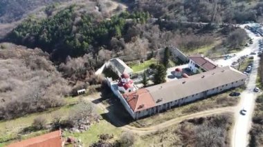 Bulgaristan 'ın Filibe Bölgesi, Aziz Cosmas ve Damyan' a adanmış Ortaçağ Kuklen Manastırı 'nın hava manzarası