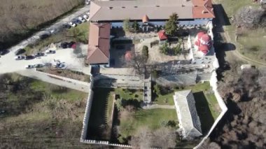 Bulgaristan 'ın Filibe Bölgesi, Aziz Cosmas ve Damyan' a adanmış Ortaçağ Kuklen Manastırı 'nın hava manzarası