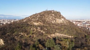 Bulgaristan 'ın Filibe kenti Dzhendem tepe tepe tepesi ve panoramasının havadan görüntüsü 