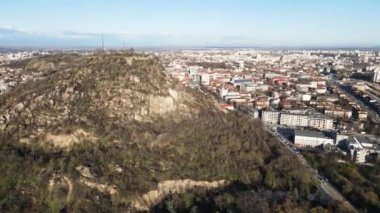 Bulgaristan 'ın Filibe kenti Dzhendem tepe tepe tepesi ve panoramasının havadan görüntüsü 