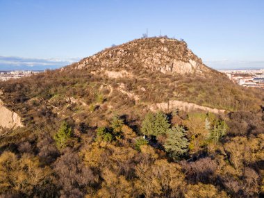 Bulgaristan 'ın Filibe kenti Dzhendem tepe tepe tepesi ve panoramasının havadan görüntüsü