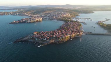 Bulgaristan 'ın Burgaz Bölgesi Sozopol kentinin şaşırtıcı hava gün batımı manzarası