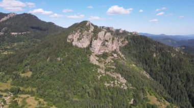 Bulgaristan 'ın Smolyan Bölgesi' ndeki Rodop Dağları 'ndaki Kızıl Kaya havadan görülüyor
