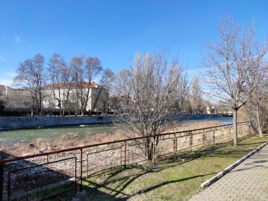 ASENOVGRAD, BULGARIA - 5 Şubat 2021: Chepelarska Nehri (Chaya) Bulgaristan 'ın Filibe Bölgesi' nin Asenovgrad kentinden geçiyor