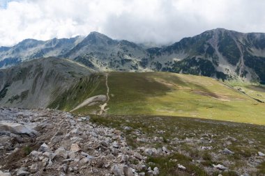 Bulgaristan 'ın Vihren Tepesi, Pirin Dağı yürüyüş parkurundan manzara