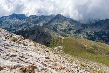 Bulgaristan 'ın Vihren Tepesi, Pirin Dağı yürüyüş parkurundan manzara