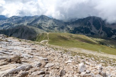 Bulgaristan 'ın Vihren Tepesi, Pirin Dağı yürüyüş parkurundan manzara