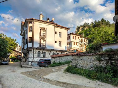 MELNIK, BULGARIA - 28 Haziran 2020: Bulgaristan 'ın Blagoevgrad bölgesindeki tarihi Melnik kasabasındaki tipik sokak ve eski evler