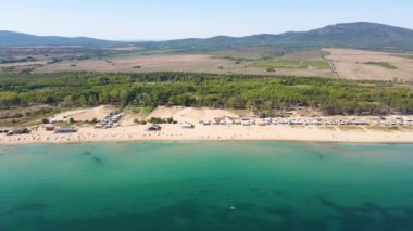 Bulgaristan 'ın Burgaz Bölgesi' nin Sozopol kasabası yakınlarındaki Gradina (Bahçe) plajının havadan manzarası 